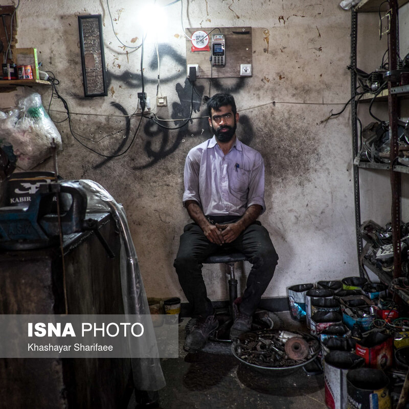 محمد دلوش‌زاده در جاسک یک مغازه تعمیرات موتورسیکلت را اداره می‌کند و برای بهبود کسب و کار خود وام ۱۰ میلیون تومانی دریافت کرده است.