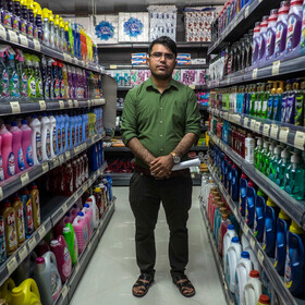 مهدی بهروز، یک سوپرمارکت در بندر جاسک را اداره می‌کند و برای کسب و کارش وام ۲۰ میلیون تومانی دریافت کرده است.