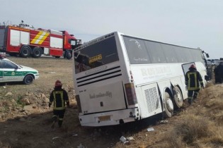 واژگونی مرگبار اتوبوس در اتوبان قم/ خواب‌آلودگی راننده علت حادثه