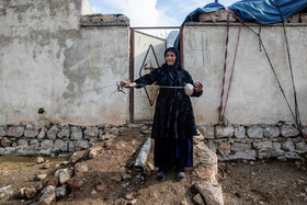 فاطولی موسوی یکی از مددجویان ساکن در این شهرک است. نخ ریسی سنتی یکی از هنرهای است که زنان این منطقه  به صورت روزانه به آن مشغول هستند.