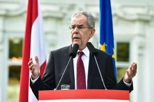 رئیس‌جمهور اتریش: آمریکا شورش را در آورده است!