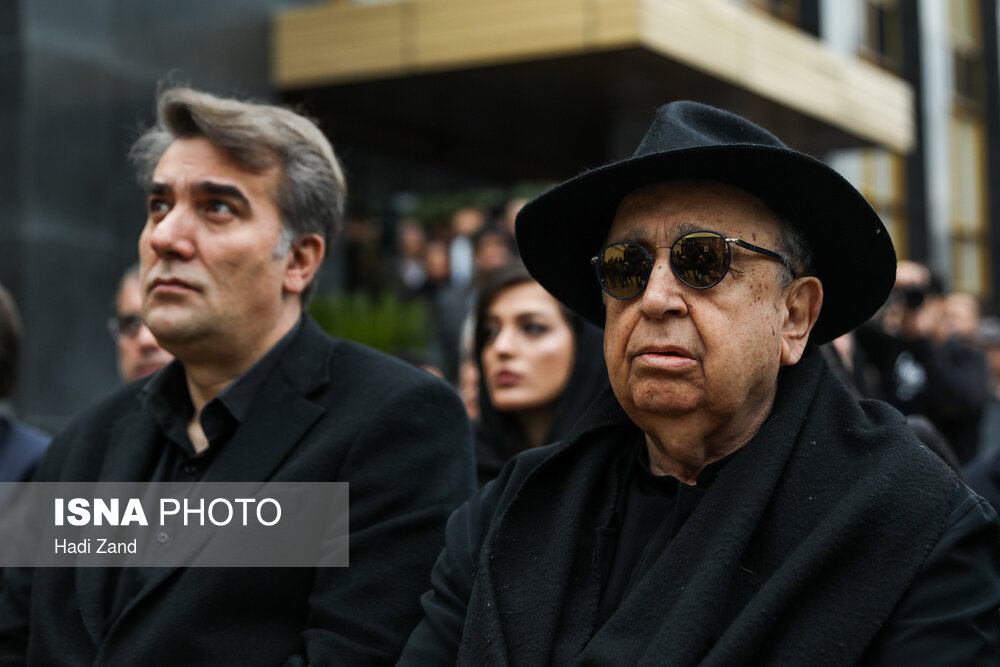 حضور بهمت فرمان آرا و حمیدرضا نوربخش مدیرعامل خانه موسیقی ایران در مراسم تشییع پیکر جمشید مشایخی