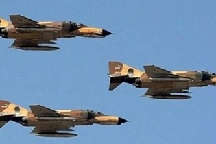 اجرای نمایش هوایی توسط جنگنده ایرانی «کوثر» در آسمان تهران