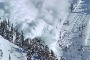 خطر ریزش کوه در محورهای هراز فیروزکوه و چالوس