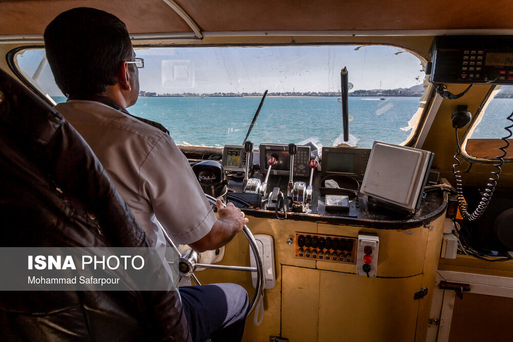 اپراتور قایق تندرو مسافر بری در حال پیمودن مسیر به سوی جزیره هرمز است. باتوجه به وجود جزیره‌های مختلف در محدوده خلیج فارس،ر حمل و نقل با قایق های مسافربری از راه‌های مرسوم و راحت آن است