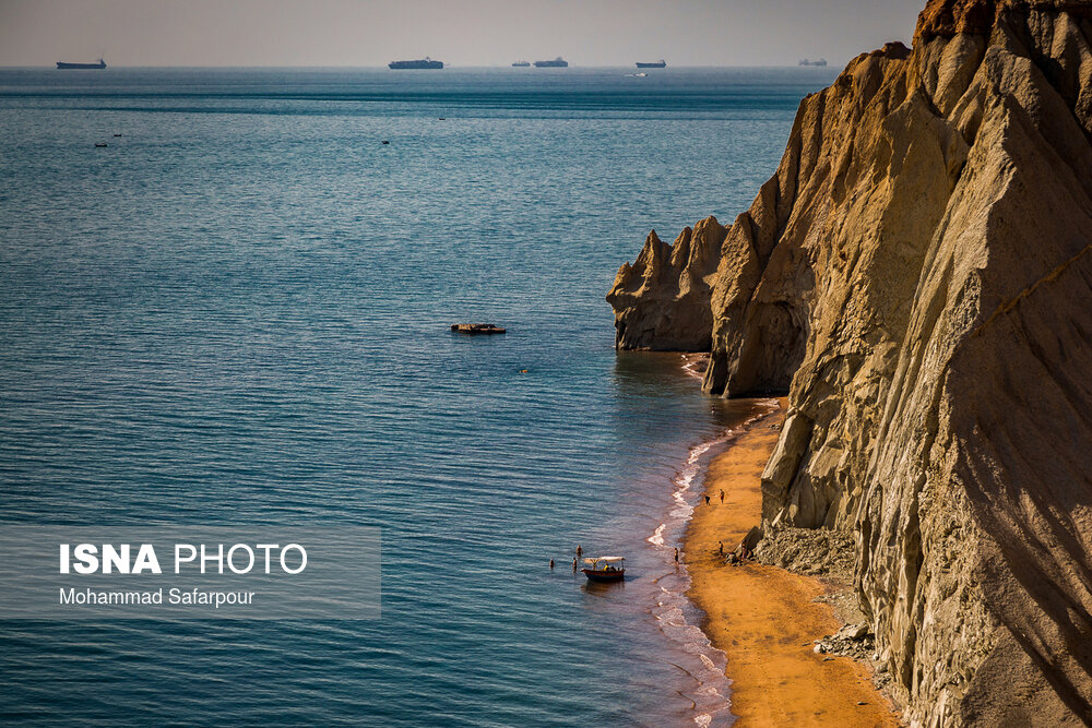 تصویری از سواحل جزیره هرمز که مقصد گردشگری بسیاری از مسافران در حوزه خلیج فارس است.