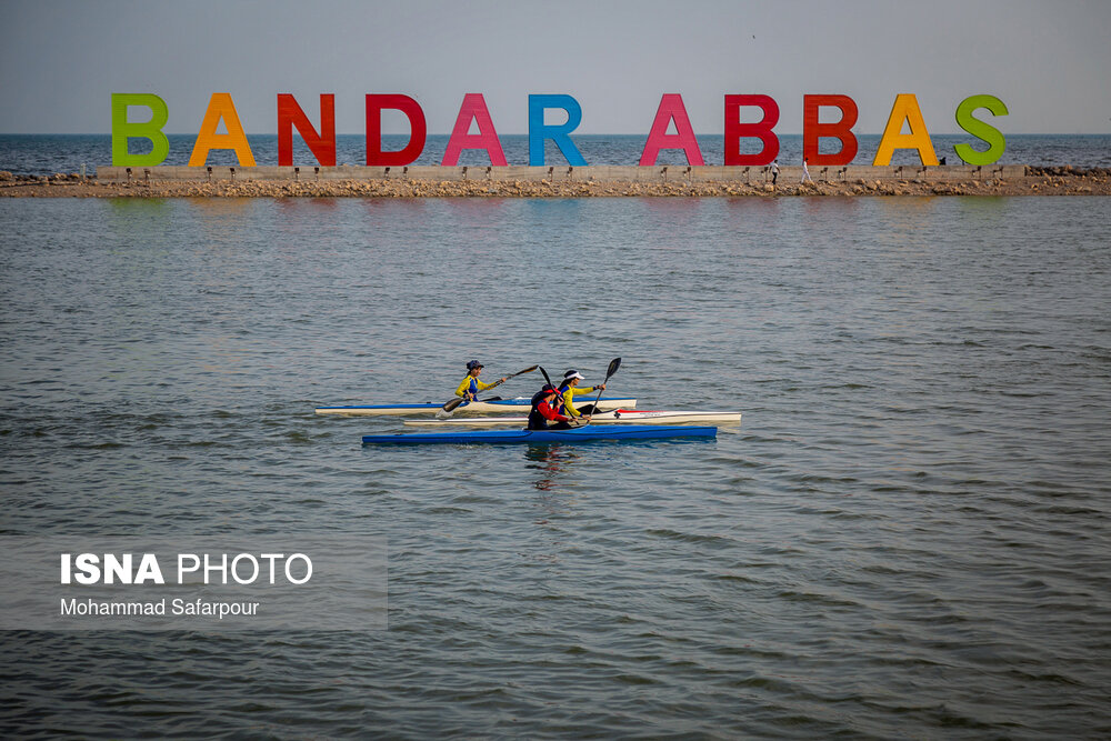 تیم های ورزشی قایق رانی جهت آمادگی در مسابقات ورزشی در حاشیه ساحل خلیج فارس در حال تمرین هستند.