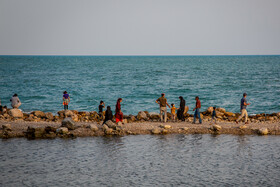 ساحل بندر عباس همیشه میزبان حضور افراد بومی و غیر بومی است.