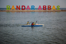 تیم های ورزشی قایق رانی جهت آمادگی در مسابقات ورزشی در حاشیه ساحل خلیج فارس در حال تمرین هستند.