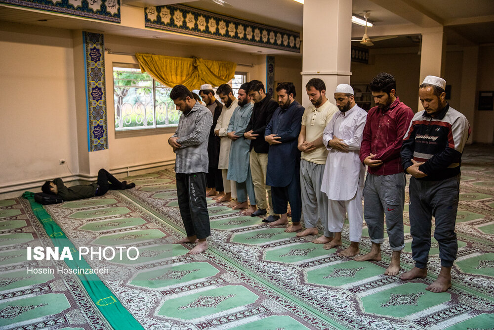 دانشجویان کشور افغانستان هر روز نماز عصر را به شکل جماعت در نمازخانه خوابگاه فجر 2 دانشگاه فردوسی مشهد اقامه می‌کنند.