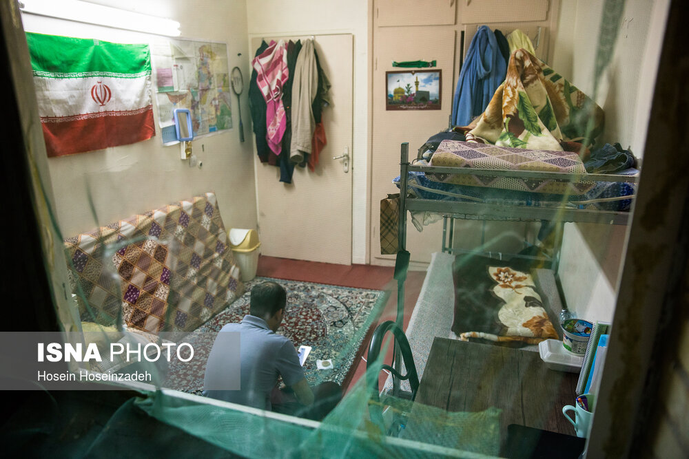 تعداد کمی از دانشجویان ایرانی به دلیل کمبود فضای خوابگاهی در ساختمان دانشجویان خارجی هستند.