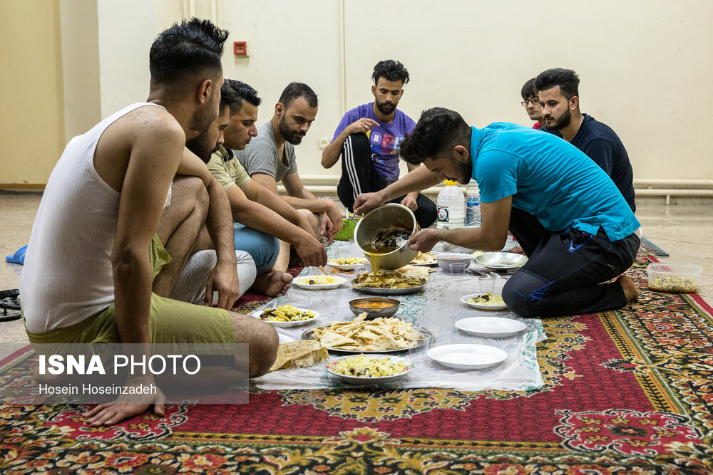 جمعی از دانشجویان عراقی دانشگاه فردوسی با به اشتراک گذاشتن غذاهای هر اتاق افطار را دورهم هستند.
