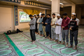 دانشجویان کشور افغانستان هر روز نماز عصر را به شکل جماعت در نمازخانه خوابگاه فجر 2 دانشگاه فردوسی مشهد اقامه می‌کنند.