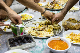 «تشریب» شامل نان، آب گوشت، گوشت مرغ و سیب زمینی یکی از غذاهای مورد علاقه دانشجویان عراقی است که بنا بر سنت آن‌ها با دست خورده می‌شود.