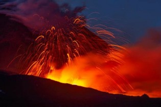 فوران کوه آتشفشان در ایتالیا