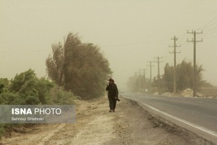 وزش باد و گرد و خاک در جاده‌های سیستان و بلوچستان