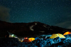 شب بمانی‌های صعود کنندگان دماوند در مسیر جانپناه سیمرغ