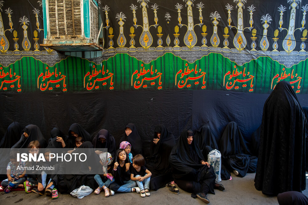 حضور مردم عزادار در کوچه ورودی تکیه کربلایی تقی برای شرکت در روضه سیدالشهدا