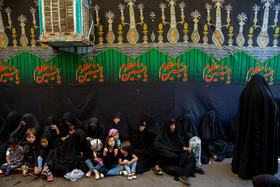 حضور مردم عزادار در کوچه ورودی تکیه کربلایی تقی برای شرکت در روضه سیدالشهدا