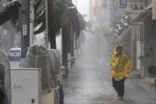 طوفان در ژاپن برق ۹۰۰ هزار ساختمان را قطع کرد