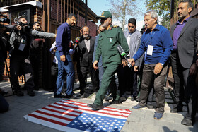 سردار حسین سلامی، فرمانده کل سپاه پاسداران انقلاب اسلامی در مراسم رونمایی از دیوار نگاره‌های لانه جاسوسی سابق آمریکا