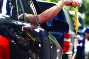 جریمه ۳۰ هزارتومانی برای پرتاب زباله از شیشه خودروها