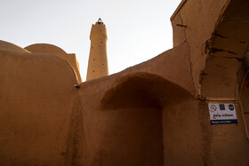 بخش شمال غربی این مسجد مناره استوانه‌ای احداث شده که چندین نیز اتاق نیز در مجاورت آن به چشم می‌خورد.