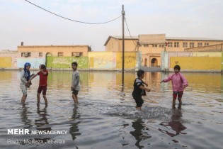 بارندگی شدید خیابان‌های خوزستان را به استخر تبدیل کرده است
