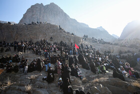 حضور مردم در کوه صاحب الزمان روبروی گلزار شهدا کرمان
