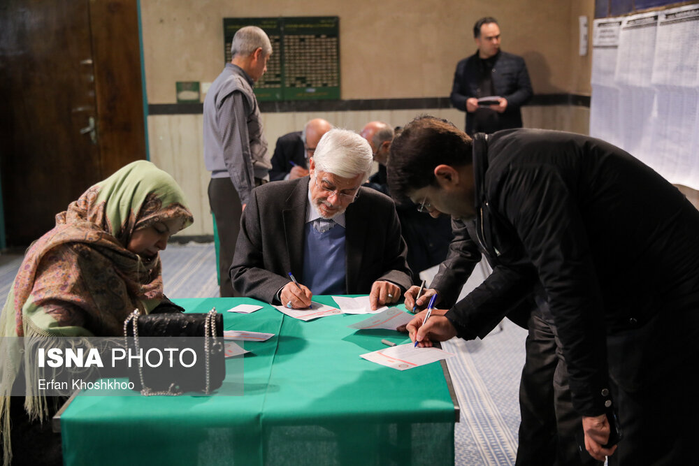 حضور محمد‌رضا عارف در پای صندوق رای حسینیه جماران  - انتخابات ۹۸