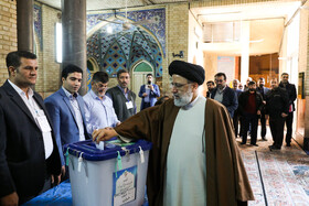 حضور سید ابراهیم رییسی رییس قوه قضاییه در پای صندوق رای مسجدشیشه محله شیخ هادی - انتخابات ۹۸