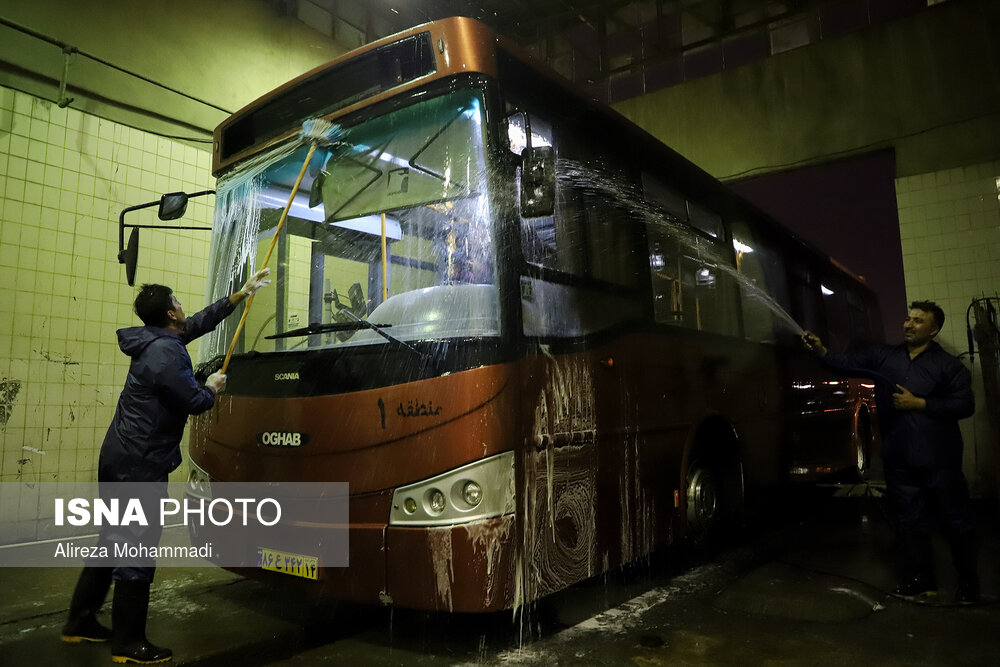 شستشو و ضدعفونی اتوبوس‌های شهری اهواز برای پیشگیری از کرونا