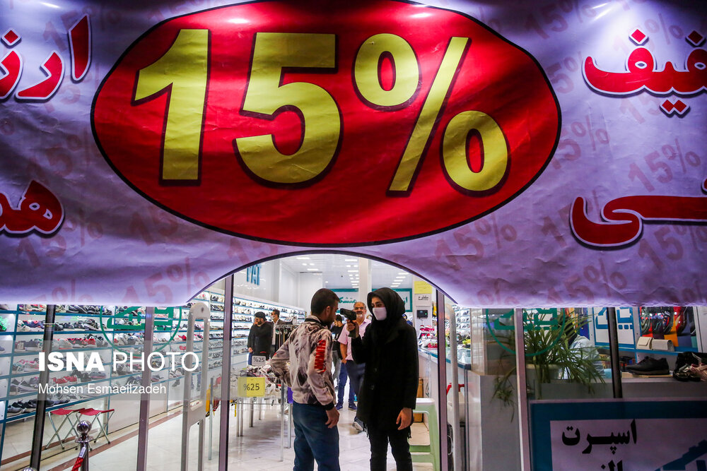 یک فروشگاه در قلعه ساختمان مشهد برای جلوگیری از شیوع ویروس کرونا اقدام به سنجش تب مشتریان خود می‌کند.