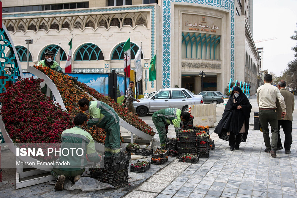 با وجود هشدارها درباره شیوع ویروس کرونا، کارگران شهرداری مشهد همچنان در حال زیباسازی شهر برای نوروز هستند. خیابان شیرازی
