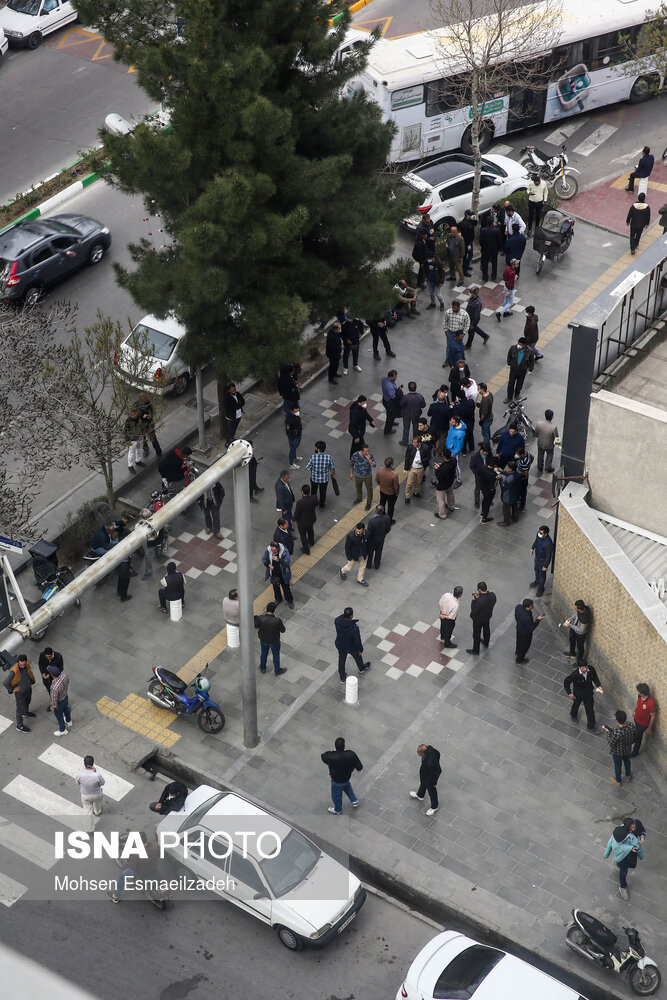بازار ازر مشهد علی‌ر‌غم اینکه روزهای خلوتی را سپری می‌کند ولی هم‌چنان محل تجمع جمعیت زیادی فروشندگان و خریداران ارز است. خیابان امام خمینی