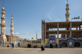 حضور مردم و نمازگزاران در پشت درب های بسته مسجد مقدس جمکران