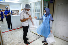 تهیه و توزیع غذای تبرکی کریمه اهل بیت(ع) در بیمارستان کرونایی