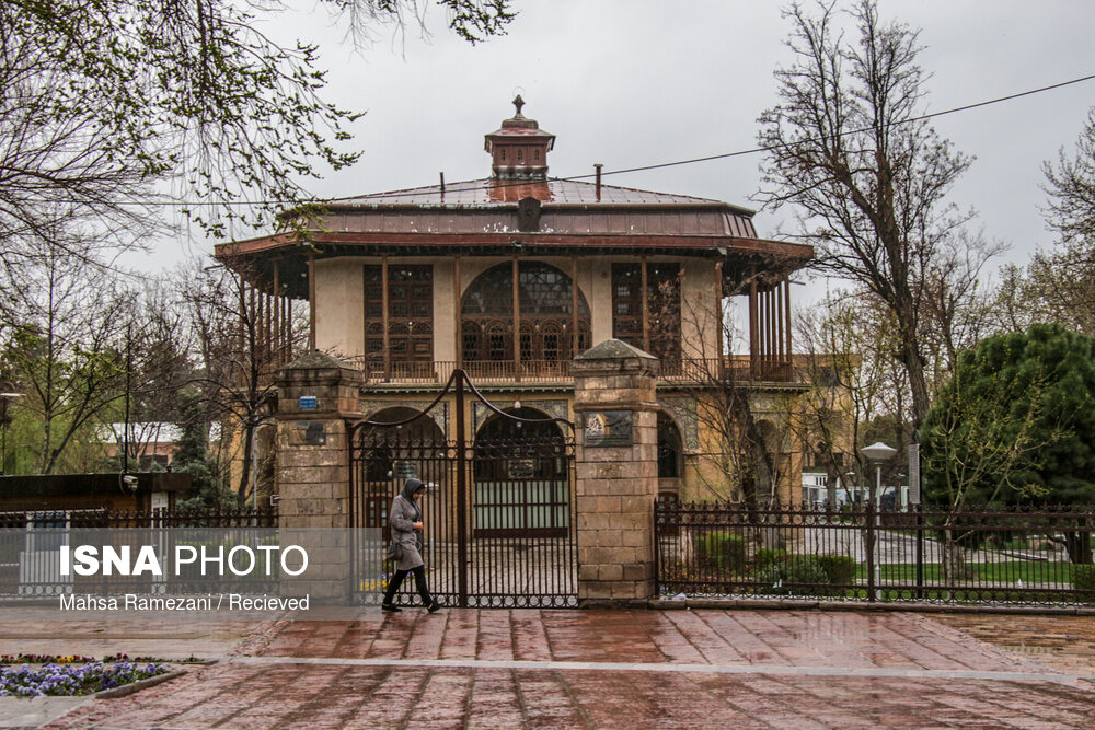 ورودی کاخ چهلستون (عمارت کلاه فرنگی) یکی از اماکن مهم گردشگری قزوین  در اولین روزهای نوروز