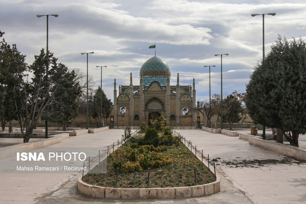 اطراف بقعه تاریخی امامزاده حسین (ع) قزوین در اولین روزهای نوروز
