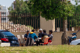بعضی از افراد با بی توجهی به هشدارها در مورد ویروس کرونا بدون رعایت مسائل بهداشتی در حال بازی شطرنج واستعمال دخانیات به صورت گروهی در پیاده رو می باشند/بوشهر نوروز ۹۹