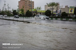 آب گرفتگی خانه ها در پرند/ بوستان مشاهیر در احاطه سیلاب