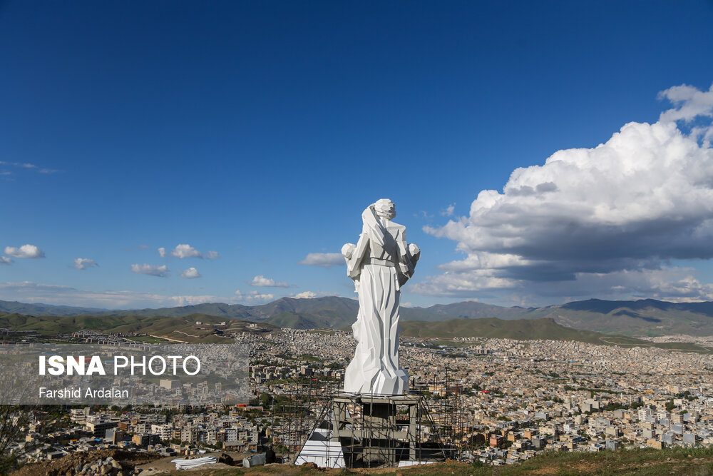 نصب بزرگترین مجسمه کشور (با نماد مقاومت مردم کردستان) در سنندج