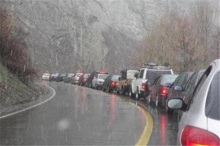 ترافیک سنگین جاده بارانی کرج-چالوس/ تردد روان آزادراه تهران-شمال