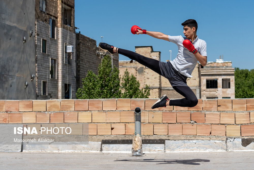 مرتضی کریمی عضو تیم ملی کاراته نوجوانان کشور در این روزها که باشگاه‌های ورزشی تعطیل است در پارکینگ و پشت بام منزل به طور جدی و منظم تمریناتش را پیگیری می‌کند تا با شروع مسابقات با آمادگی کامل در رقابت‌ها حاضر شود.