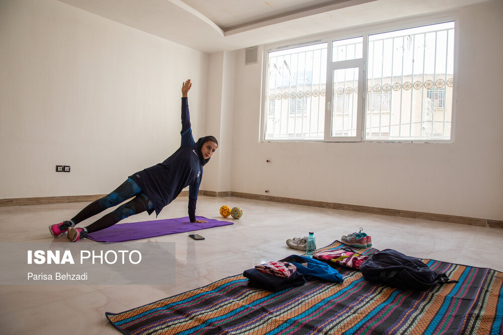 مریم مرادمنش عضو تیم ملی سپک تاکرا در شرایط کرونایی و به علت تعلیق تمرینات باشگاهی، آمادگی جسمانی خود را از طریق فعالیت ورزشی در منزل  حفظ کرده است.