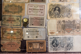 کلکسیون‌های عکس قاجار، سکه‌ها، اسکناس‌هایی که از آغاز جنگ جهانی اول تولید و چاپ شده‌اند، صفحه‌های موسیقی ایرانی، اشیا مردم شناسی، کتب قدیمی و کلکسیون‌های متنوع دیگری در این موزه وجود دارد.