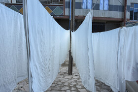 در اکثر کوچه‌های لیقوان پارچه‌های بزرگ سفید رنگی روی طناب پهن شده است.