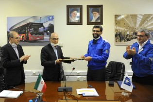 ایران خودرو و بانک تجارت تفاهم نامه همکاری امضاکردند