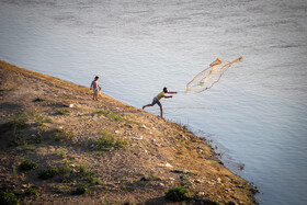 ماهیگیری یکی از تفریحات و راه‌های کسب درامد برخی اهوازی ها است که به علت کم آبی رونق خود را ازدست داده است.