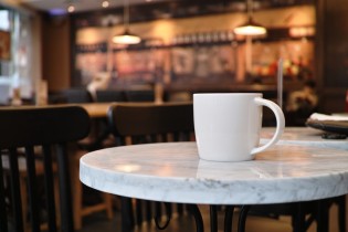 کافه‌نشینی مفهومی فراتر از رفتن به کافه، قهوه‌خانه، چایخانه، کافی‌شاپ و مانند آن‌ها دارد